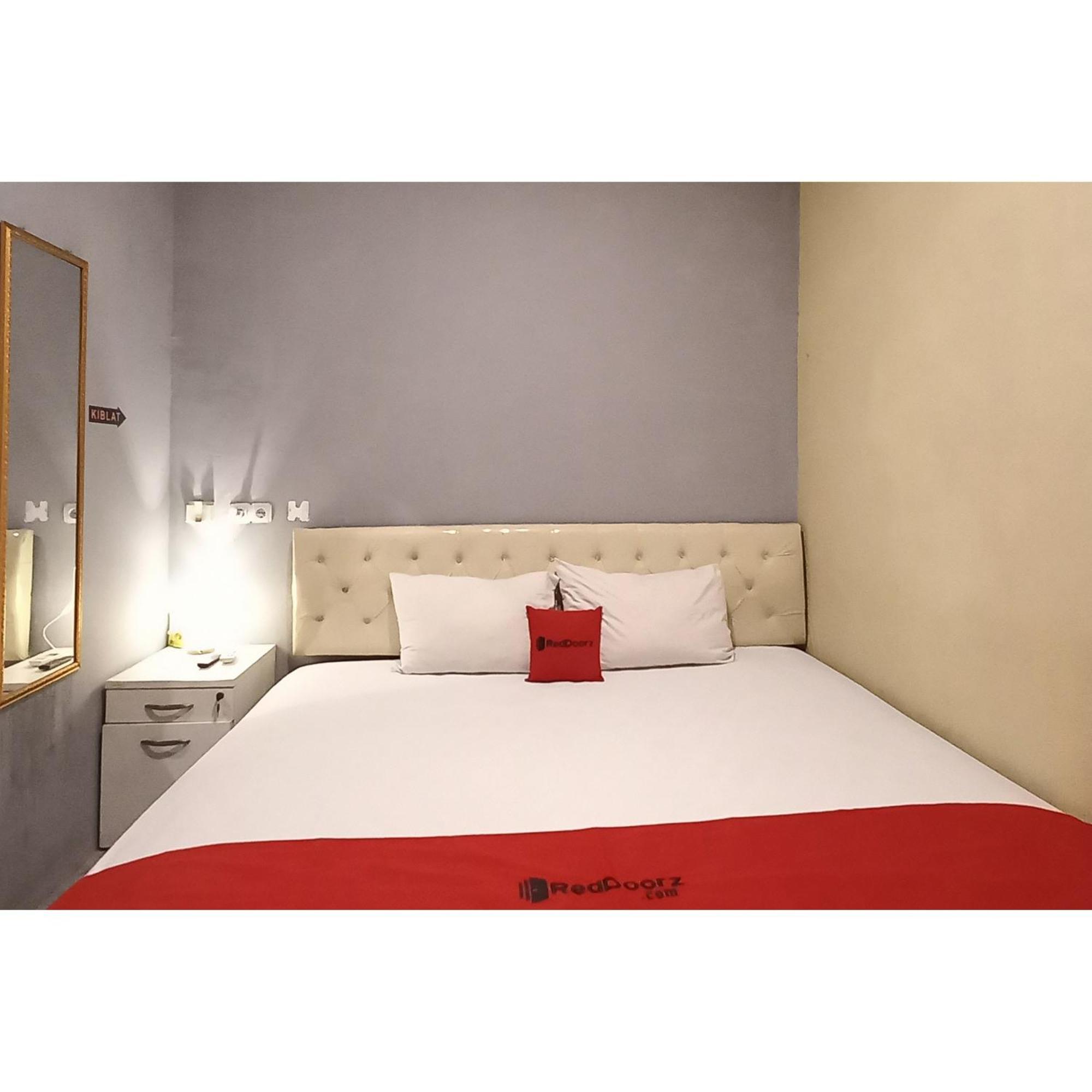 Reddoorz At Deluxe Hotel Near Terminal Purabaya Bungurasih سيدوارجو المظهر الخارجي الصورة