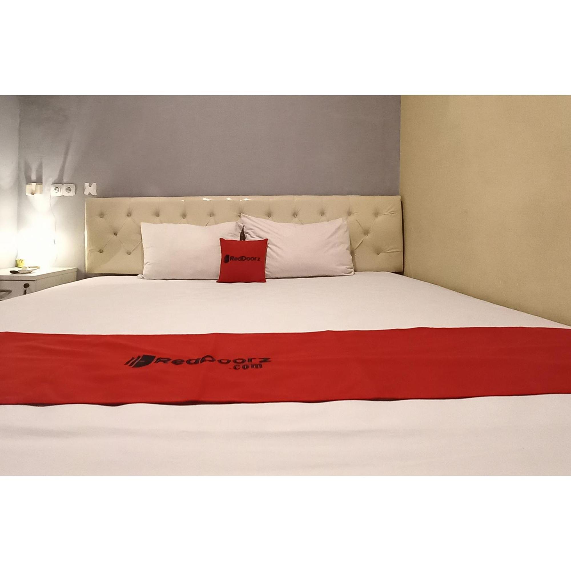 Reddoorz At Deluxe Hotel Near Terminal Purabaya Bungurasih سيدوارجو المظهر الخارجي الصورة