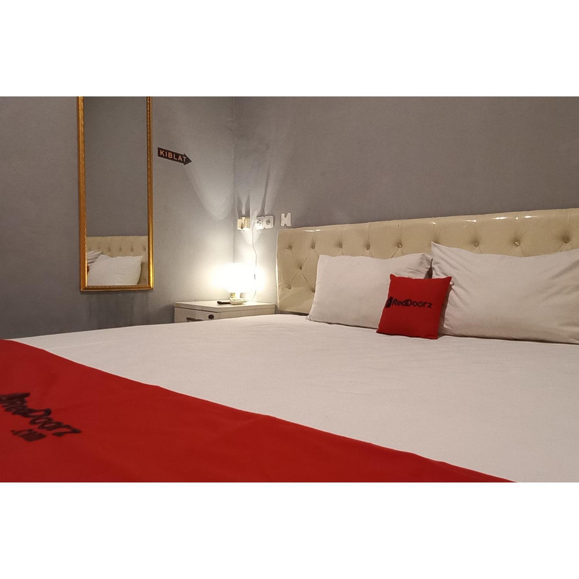 Reddoorz At Deluxe Hotel Near Terminal Purabaya Bungurasih سيدوارجو المظهر الخارجي الصورة