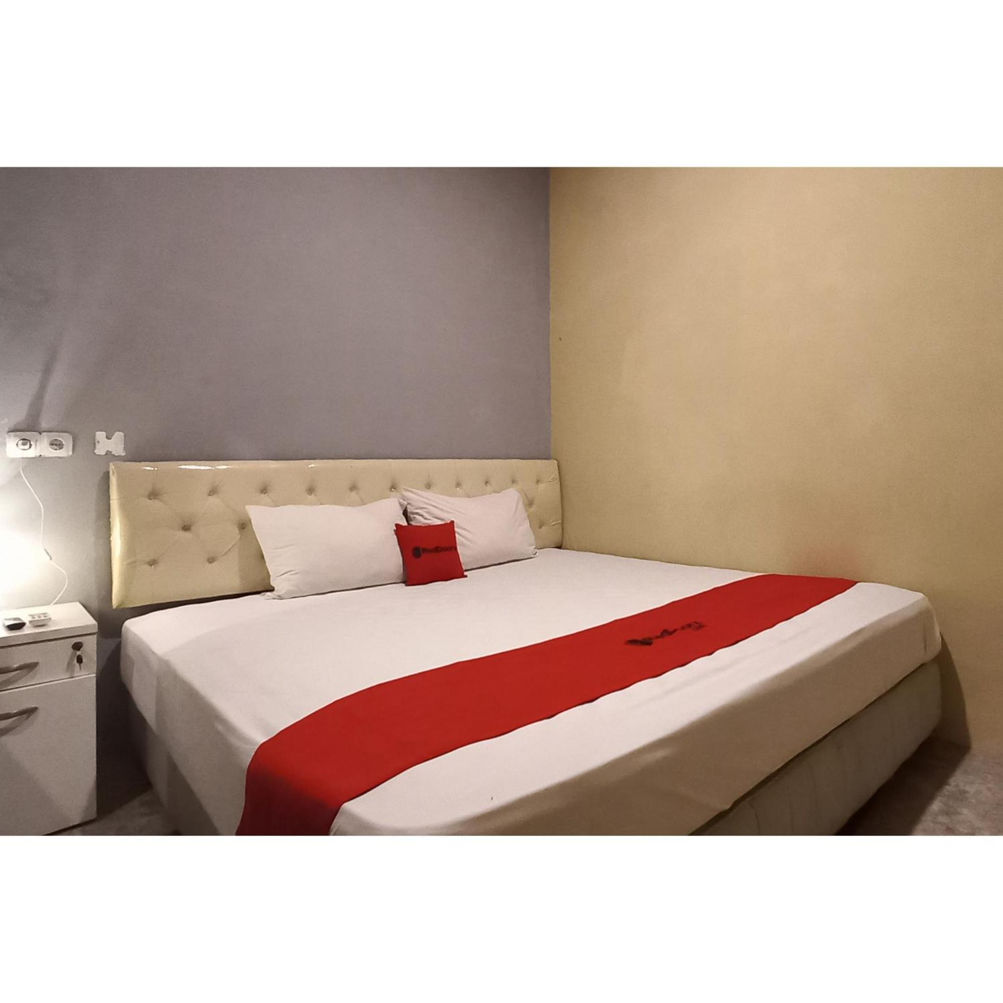 Reddoorz At Deluxe Hotel Near Terminal Purabaya Bungurasih سيدوارجو المظهر الخارجي الصورة