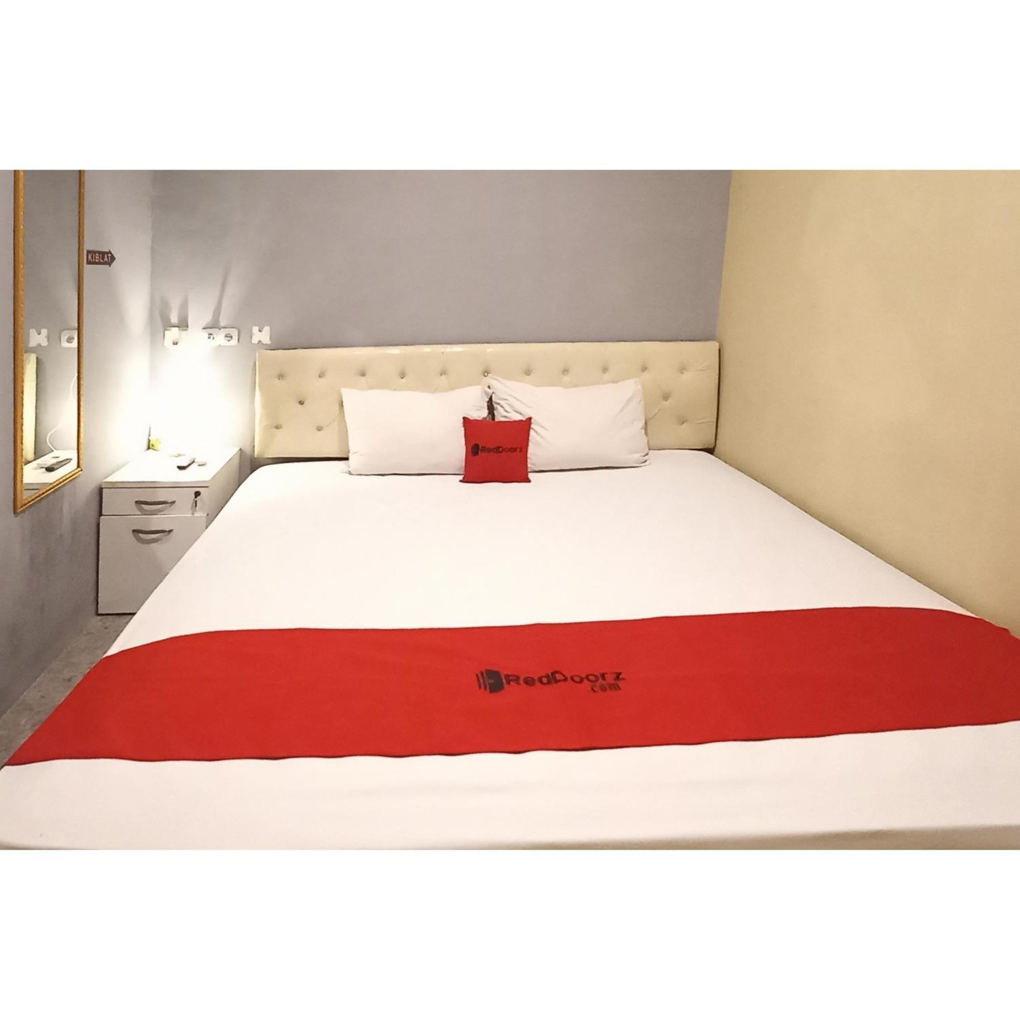 Reddoorz At Deluxe Hotel Near Terminal Purabaya Bungurasih سيدوارجو المظهر الخارجي الصورة