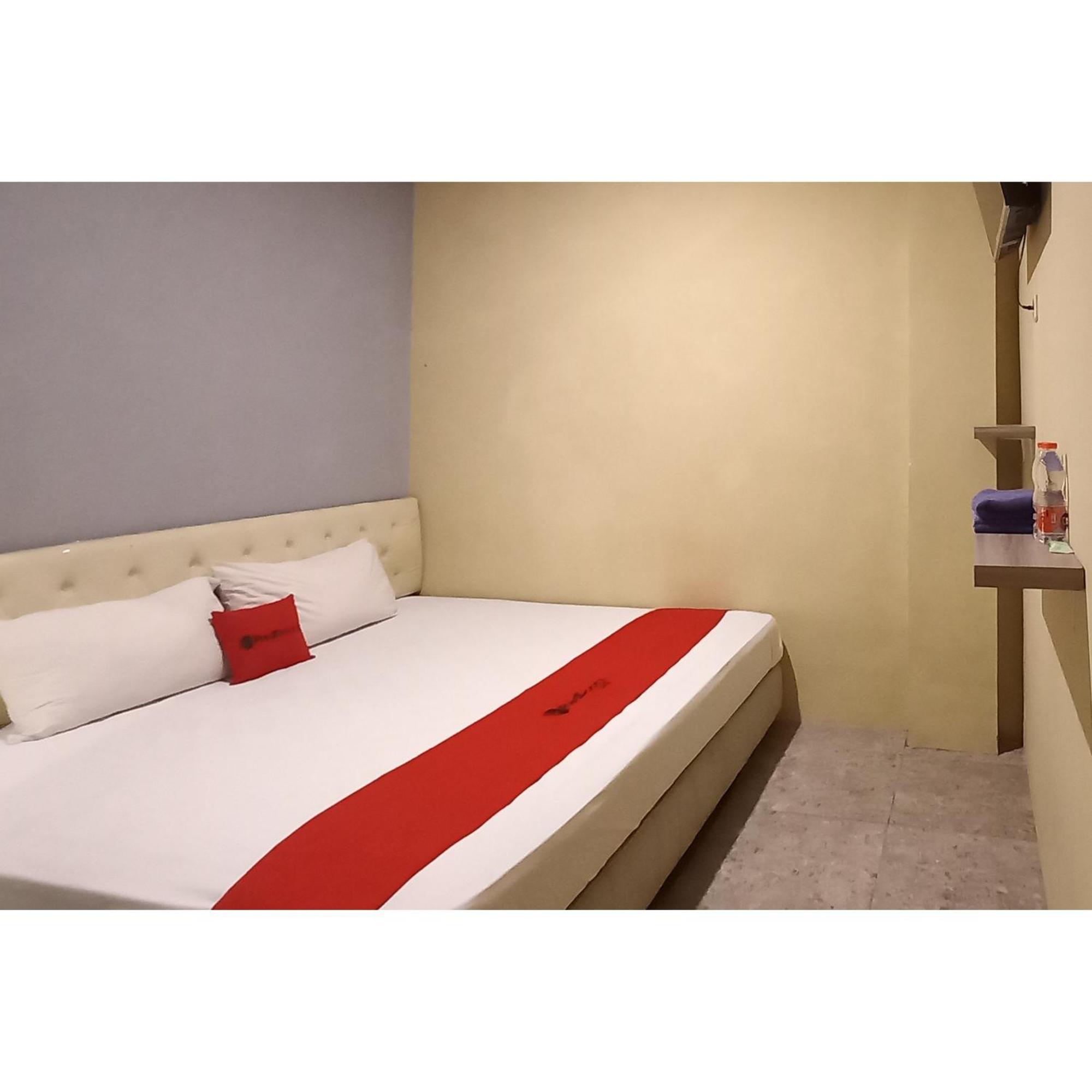 Reddoorz At Deluxe Hotel Near Terminal Purabaya Bungurasih سيدوارجو المظهر الخارجي الصورة