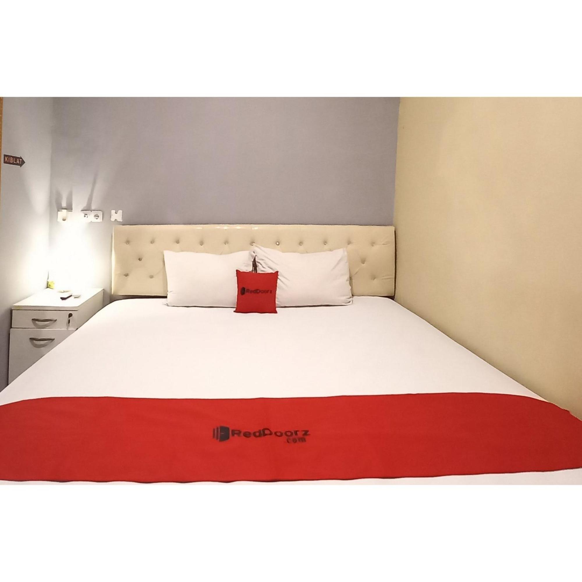 Reddoorz At Deluxe Hotel Near Terminal Purabaya Bungurasih سيدوارجو المظهر الخارجي الصورة