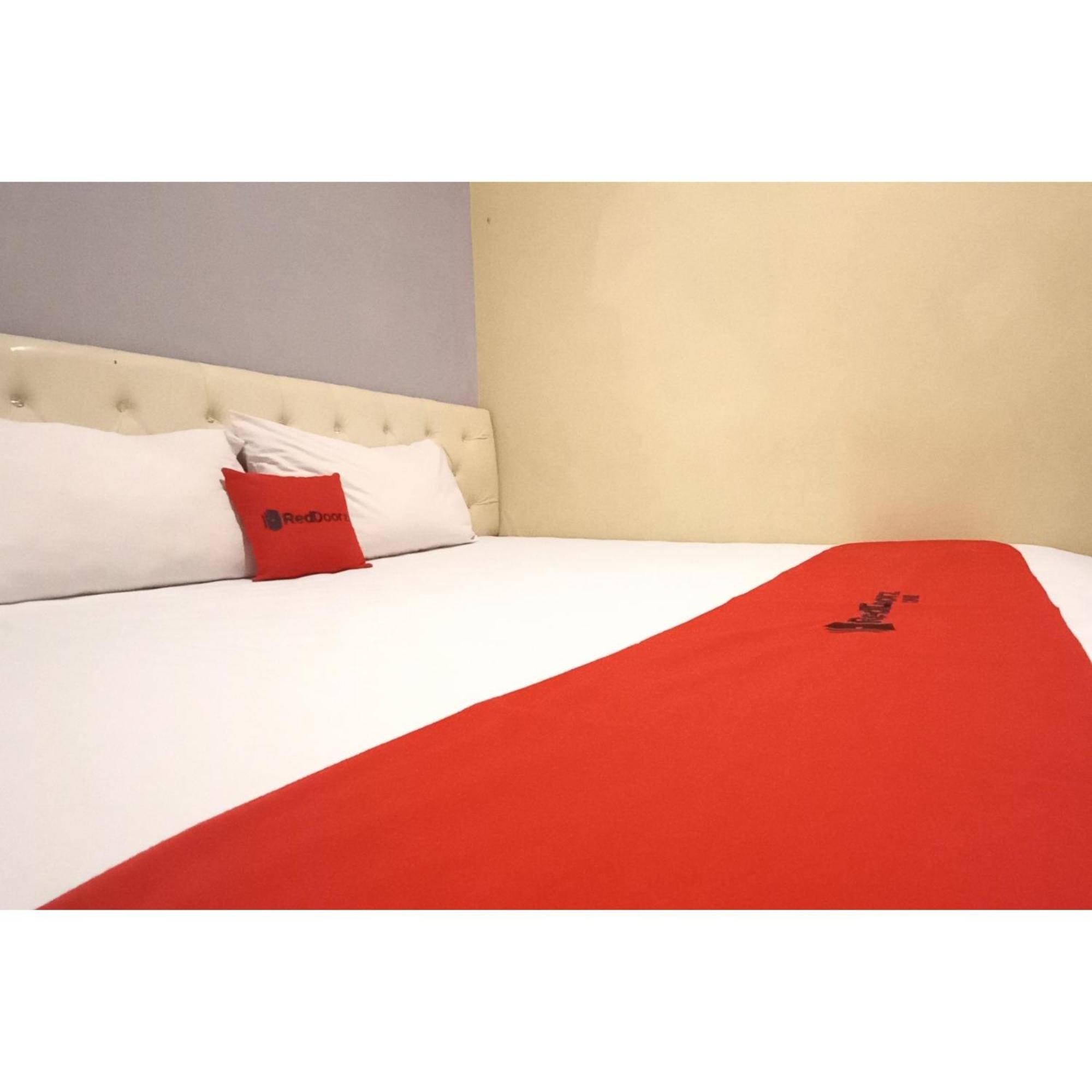 Reddoorz At Deluxe Hotel Near Terminal Purabaya Bungurasih سيدوارجو المظهر الخارجي الصورة